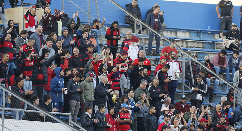 Torcida do Flamengo no Chile foi alvo de gestos racistas e pedradas
