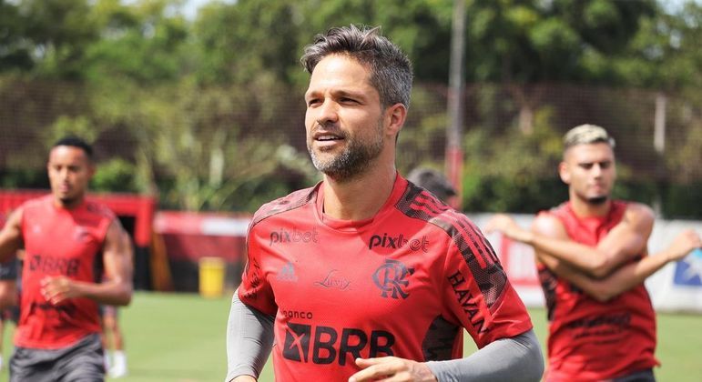 Meio-campista Diego Ribas em treino do Flamengo para a partida contra o Vasco