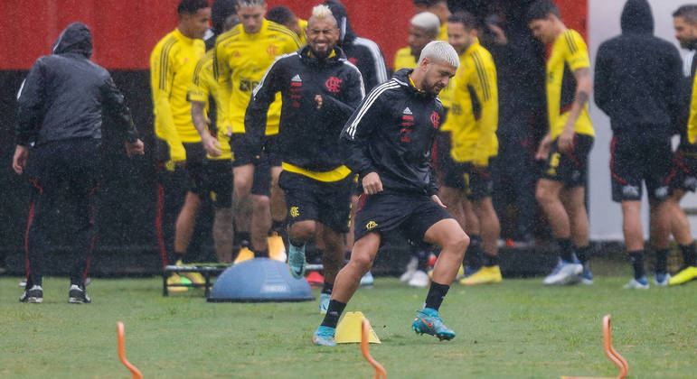 Arrascaeta e Vidal treinam com o elenco do Flamengo visando o duelo contra o Palmeiras