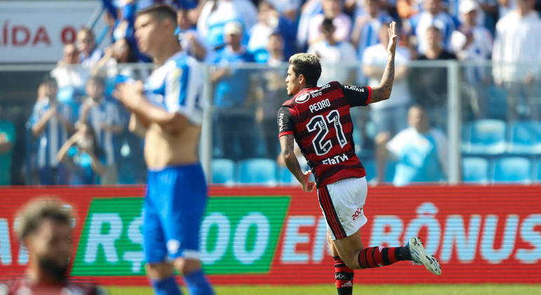 Atacante Pedro comemora um dos gols na vitória contra o Avaí na Ressacada