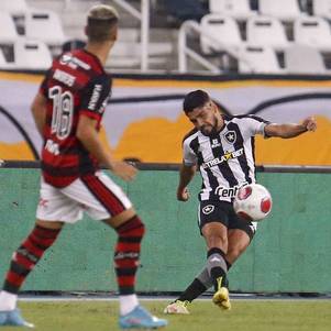 Botafogo reclamou muito de dois lances no 1º tempo do clássico