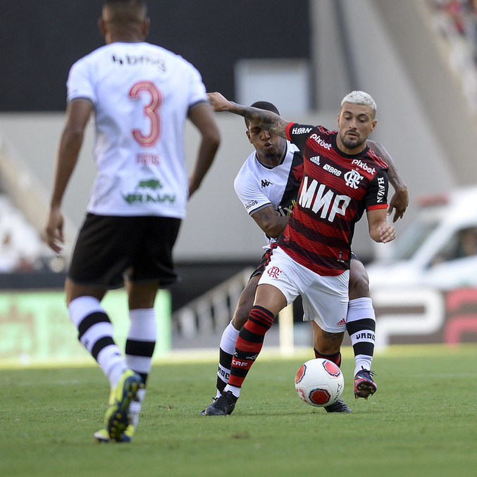 Arrascaeta, do Flamengo, passa pela marcação vascaína