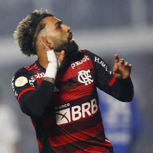Gabigol, ex-Santos, comemora gol da vitória rubro-negra na Vila