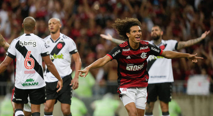 Willian Arão corre para comemorar seu gol, o único do jogo no Maracanã 