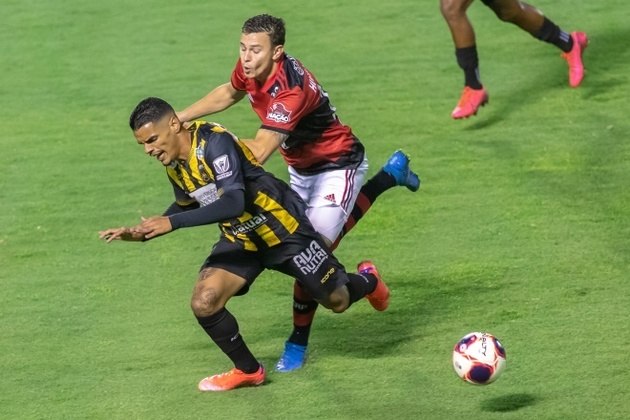 Volta RedondaAo lado da Portuguesa-RJ, o Voltaço foi uma das grandes atrações do último Cariocão. Sob o comando dos gols de Alef Manga, hoje no Juventude, o aurinegro chegou a bater Vasco e Fluminense, e só parou no poderoso Flamengo, já na semifinal. Em 2022, diversos olhares estarão voltados para o Volta Redonda, e a expectativa é de novamente surpreender no estadual