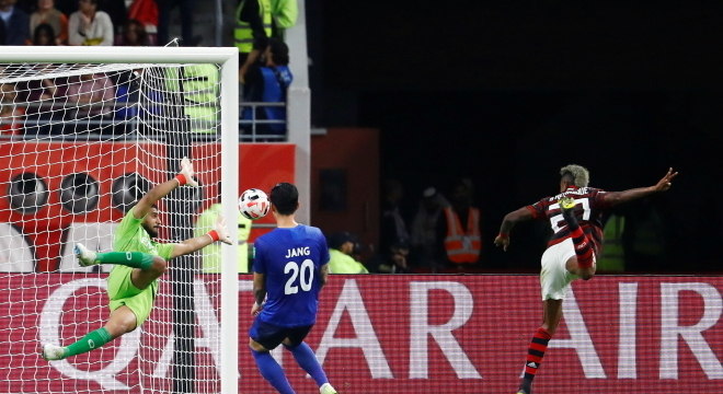 Bruno Henrique, na cabeçada perfeita. Time funcionou só no segundo tempo