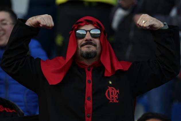 É o sheik flamenguista! Torcedor do Flamengo se veste com roupa tradicional do Marrocos, porém nas cores rubro-negras