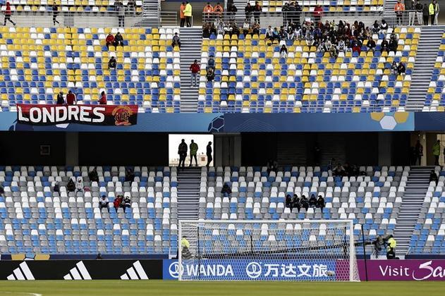 As arquibancadas no estádio de Tânger já recebem os primeiros torcedores. Inclusive, os flamenguistas estão se sentindo em casa, já que as cores das cadeiras lembram a disposição do Maracanã, onde o Flamengo está acostumado a mandar os jogos no Rio