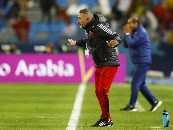 Na beira do gramado, Vitor Pereira orienta o Flamengo