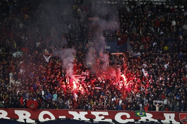 A torcida do Flamengo acendeu sinalizadores nas arquibancadas após o gol de empate no Marrocos