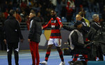 Antes da cobrança, Gerson levou o segundo cartão amarelo e terminou expulso da partida. Flamengo com um a menos!