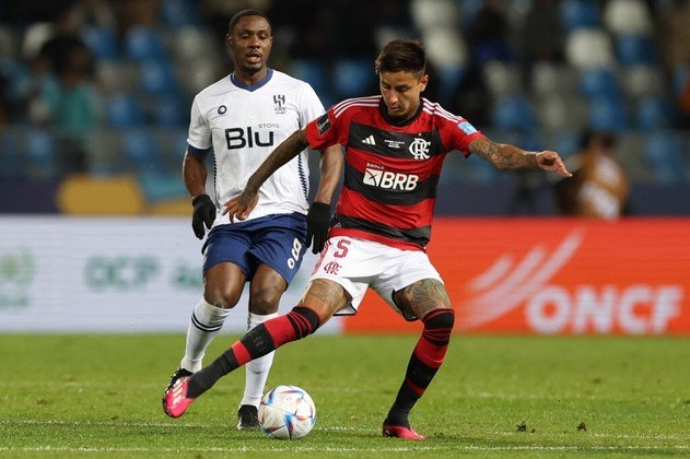 Vitor Pereira optou por voltar com o Flamengo com duas mudanças: Pulgar no lugar de Arrascaeta e Fabrício Bruno no lugar de Léo Pereira