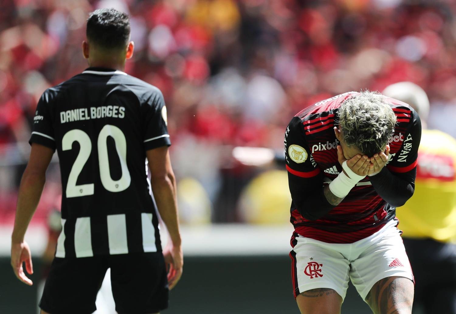 Atlético-MG goleia Flamengo por 3 x 0 no Maraca e encosta no Palmeiras