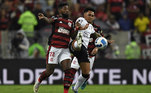 Rodinei, do Flamengo e Du Queiroz, do Corinthians, disputam a bola em jogada