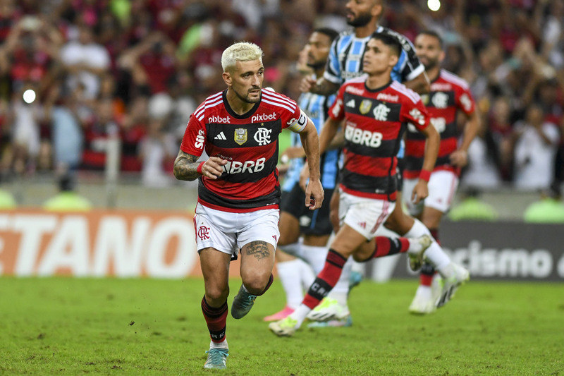 Arrascaeta marcou o gol, de pênalti, do Flamengo. Time comemorou dando tapinhas na careca de Sampaoli