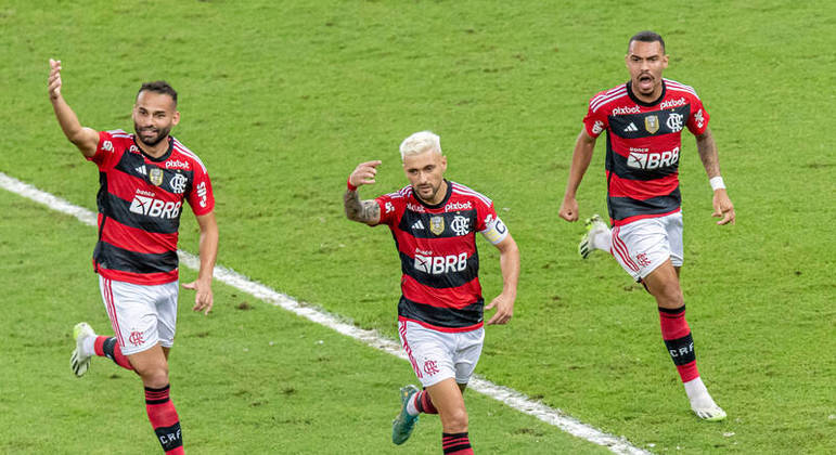 Jogadores do Flamengo comemoram gol contra o Grêmio