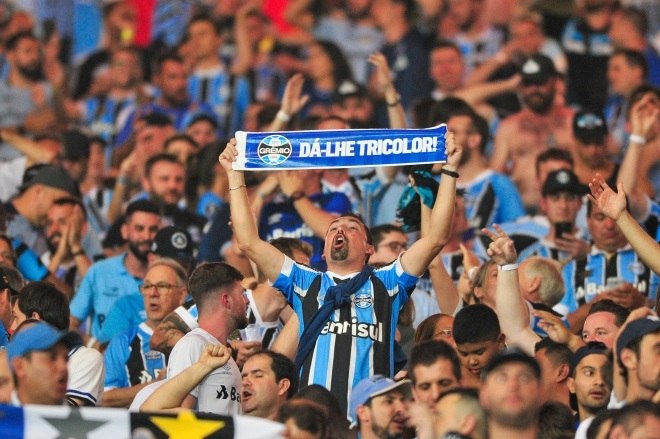 Alvo da torcida do Flamengo após derrota para o Grêmio, Isla desabafa nas  redes sociais: Lutar até o fim