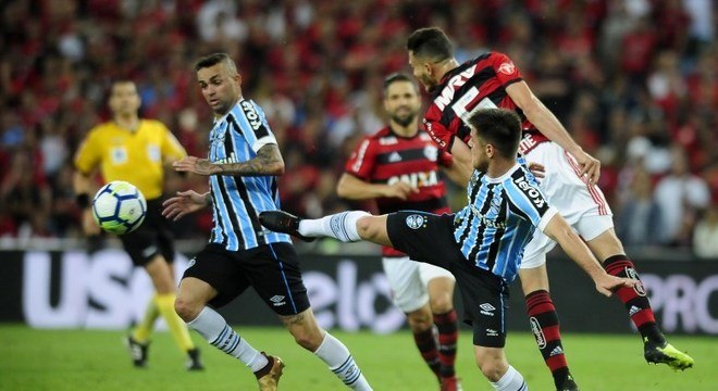 Flamengo marcou no início do jogo e aguentou pressão do Grêmio no final