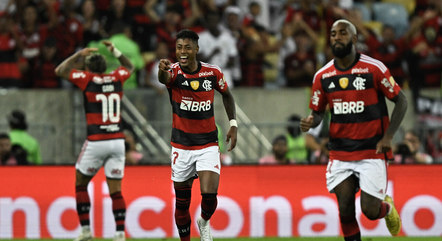 Bruno Henrique comemora o gol da vitória do Flamengo
