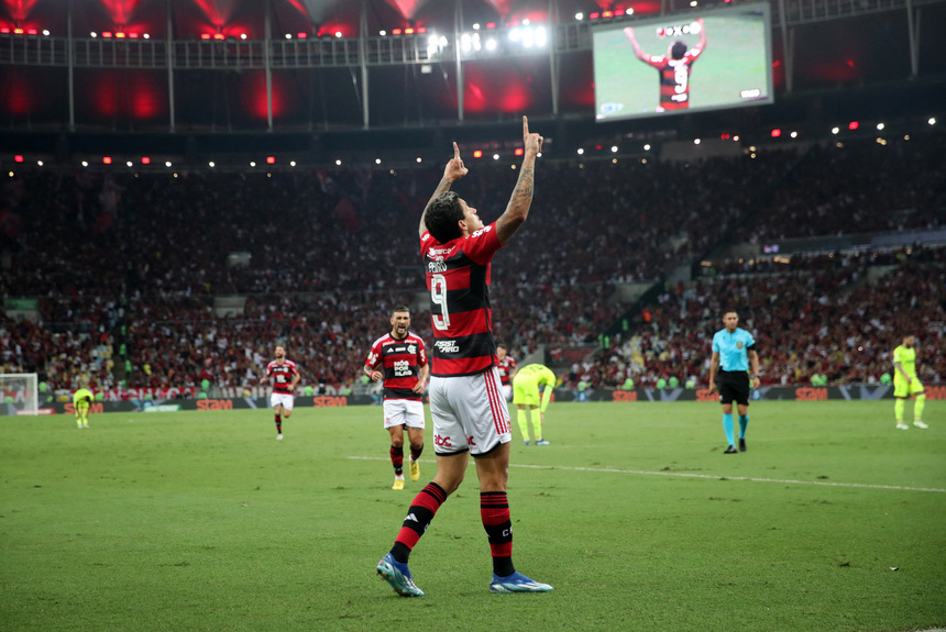 Pedro aproveitou o meio-campo habilidoso e criativo do Flamengo. Marcou dois gols 