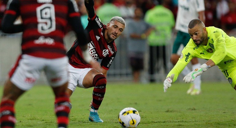 Flamengo e Palmeiras fazem jogo equilibrado e empatam no Maracanã