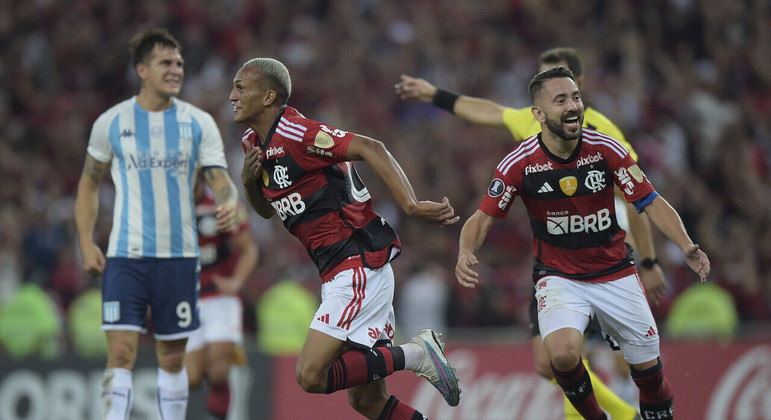 Flamengo venceu o Racing no Maracanã e encaminhou a classificação