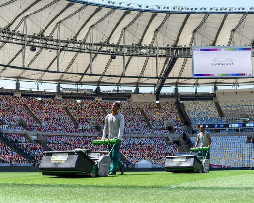 Interditado para jogos desde o dia 26 de agosto, o Maracanã recebeu um tratamento especial para a recuperação do gramado. Horas antes da partida, funcionários davam os tratos finais para a bola rolar