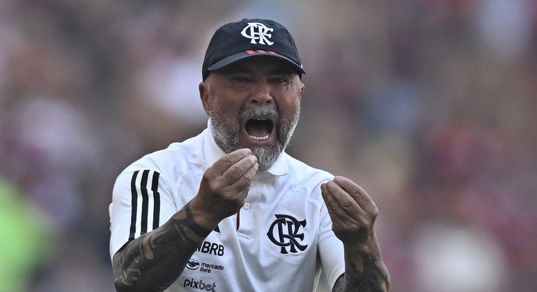 Sampaoli não mostrou a menor reação tática. Seu time foi travado pelo São Paulo, de Dorival
