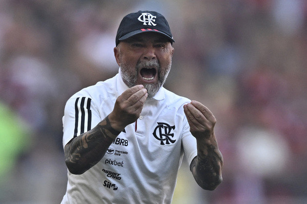 Pressionado, Sampaoli esteve muito agitado na primeira etapa e deixou o campo de jogo antes mesmo de o árbitro, Anderson Daronco, encerrar o primeiro tempo