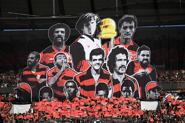 Ídolos do Flamengo, como Zico, Leandro, Júnior, Adriano, Romário, Diego e Obina, foram homenageados em mosaico