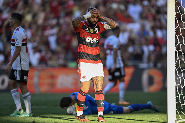 Gabigol lamenta chance de gol perdida