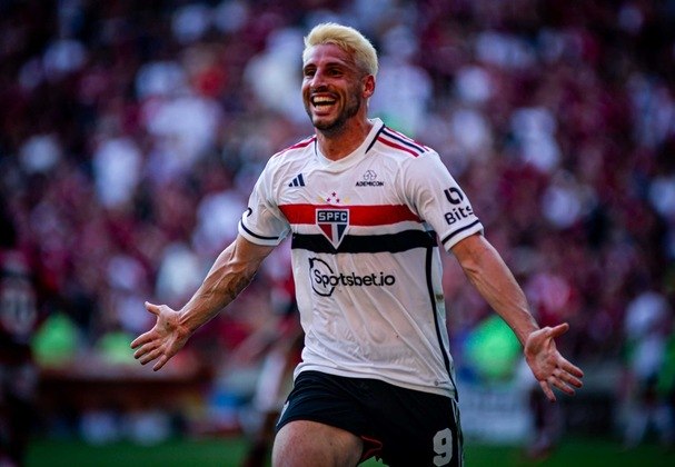 A comemoração do argentino Calleri, que marcou o primeiro gol na competição, logo na decisão, contra o Flamengo