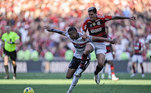 Alisson, do São Paulo, e Pedro, do Flamengo, disputam bola em lance do segundo tempo