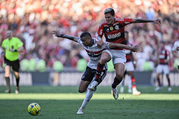 Alisson, do São Paulo, e Pedro, do Flamengo, disputam bola em lance do segundo tempo