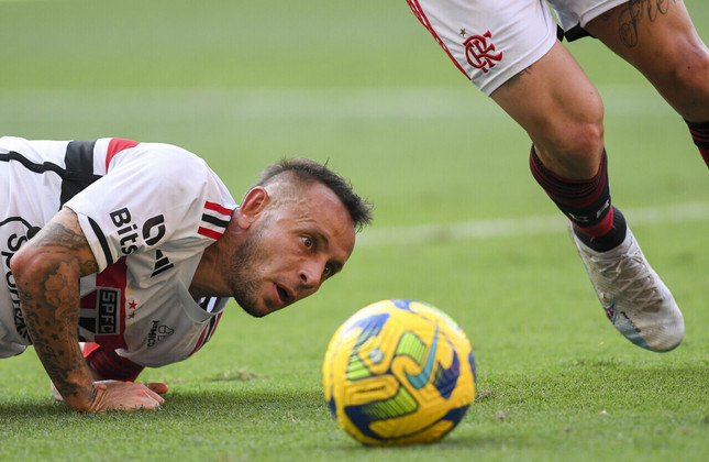 Rafinha, lateral-direito do São Paulo, observa jogador adversário passar com a bola