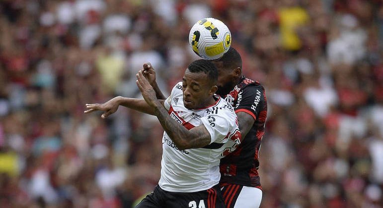Welington, do São Paulo, disputa lance de cabeça com Rodinei, do Flamengo