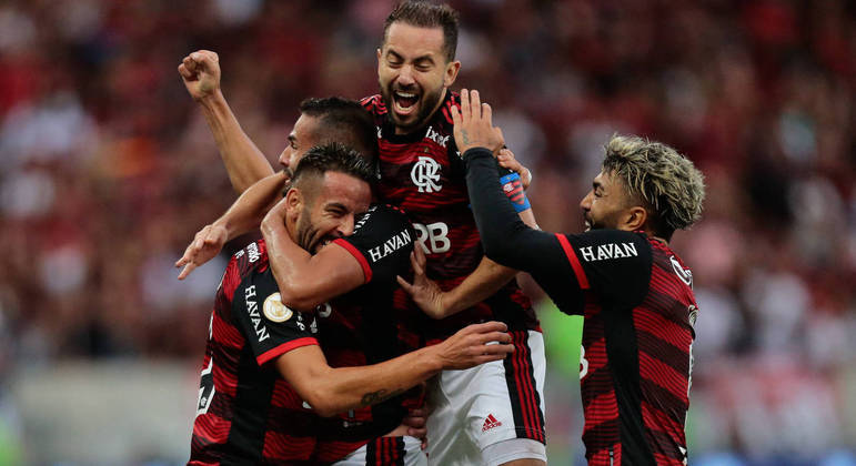 Jogadores do Flamengo comemoram gol de Isla contra o São Paulo no Maracanã