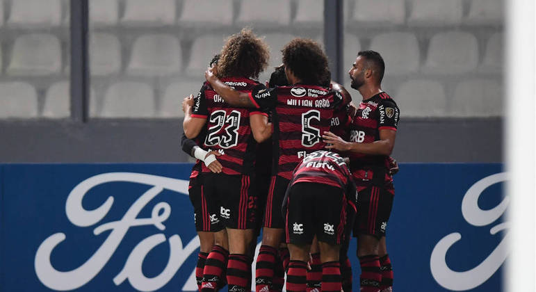 Jogadores do Flamengo comemorando gol de Bruno Henrique