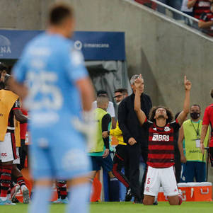 Ajoelhado em frente ao técnico Paulo Sousa, Arão comemora gol