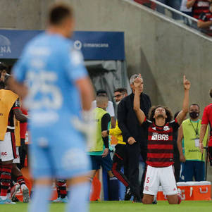 Ajoelhado perto do técnico Paulo Sousa, Arão comemora gol