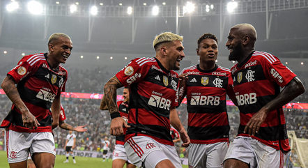 Flamengo goleou o Vasco no Maracanã