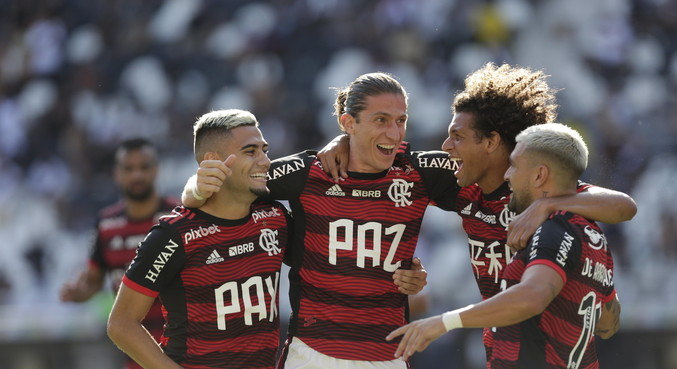 Andreas Pereira, Filipe Luís, Arão e Arrascaeta comemoram gol do lateral 