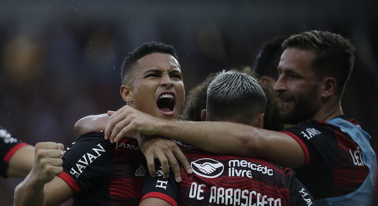 Jogadores do Fla comemoram gol de Willian Arão; Clássico dos Milhões definiu um finalista
