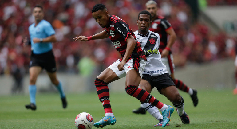 Lance do primeiro tempo no Maracanã; Clássico dos Milhões definiu finalista do estadual 2022