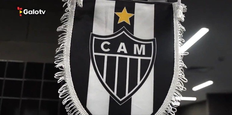 Flâmula do Atlético-MG exposta no vestiário.