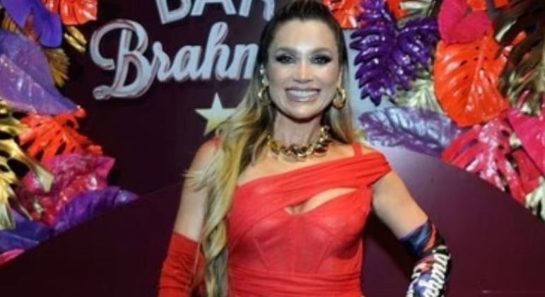 Flávia Alessandra ficou na área VIP de um camarote em São Paulo