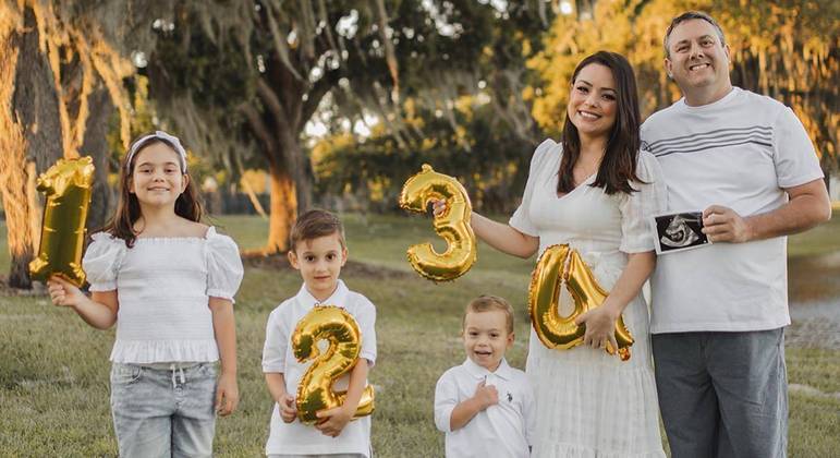 Flavia Calina ao lado do marido e dos três filhos, Victória, Henrique e Charlie
