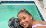 Mas se o rolê for na piscina, o pet também não reclama e até esbanja um sorrisão para acompanhar a felicidade constante da jovem ginasta