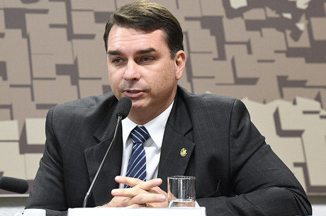 Justiça suspende investigação sobre sócio de Flávio Bolsonaro 