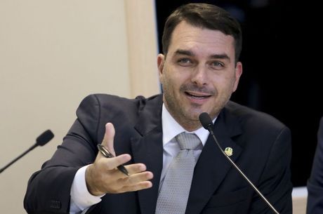  o senador Flávio Bolsonaro (PSL-RJ)